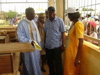 El ministre Lamine (al centre) durant la visita al XICS, acompanyat de part de l'equip educatiu del centre.
