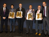 Rosell y Cardoner, con los cuatro periodistas que han sido reconocidos. Foto: lex Caparrs-FCB