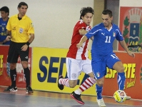 Saad controla el balón ante un jugador paraguaio. Fotos: CBFS.