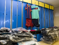 Interior del vestidor de futbol sala, amb tot el material nou. Fotos: Àlex Caparrós - FCB