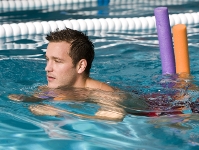 Víctor Tomás, haciendo recuperación en la piscina. (Fotos: Àlex Caparrós - FCB)
