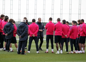 Josep Guardiola con sus jugadores durante el entrenamiento de este viernes. Fotos: Miguel Ruiz-FCB.