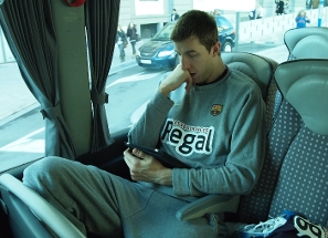 Vázquez, leyendo en el autocar en Madrid. (Fotos: FCB)