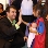 Joan Laporta saludando a una joven aficionada del Barça.