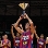 El capitán Roger Grimau levantando el título de Supercopa ACB. Foto: archivo FCB.