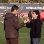 Guardiola y Maradona hablando mientras los jugadores se entrenan.