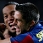 Sylvinho celebrant un gol amb Ronaldinho.