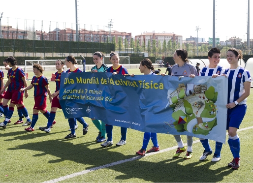 Las jugadoras, con la pancarta referente al Da Mundial de la Actividad fsica. Fotos: lex Caparrs (FCB).