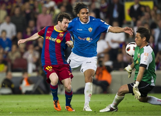 Messi, en l'instant de marcar el 3-1. Fotos: Miguel Ruiz / lex Capparrs (FCB).