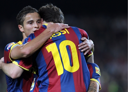 Alves i Afellay s'abracen a Messi, autor del 2-0. Fotos: Miguel Ruiz-FCB