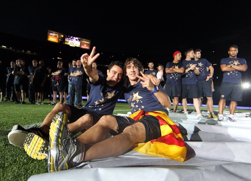 Dos dels capitans de l'equip, Xavi i Puyol celebren la Lliga amb els seus companys. Fotos: Arxiu FCB