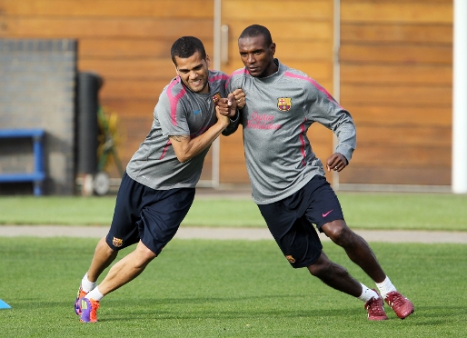 Alves i Abidal, a l'entrenament que el Bara va fer dimecres a la Ciutat Esportiva de l'Arsenal. Fotos: Miguel Ruiz (FCB)