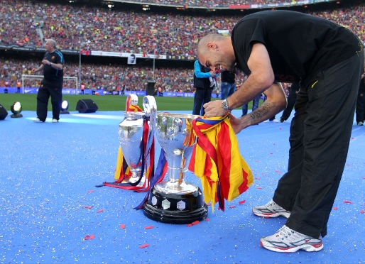 Valdés al costat de la Lliga i la Champions aconseguides aquesta temporada. Foto: Miguel Ruiz (FCB)