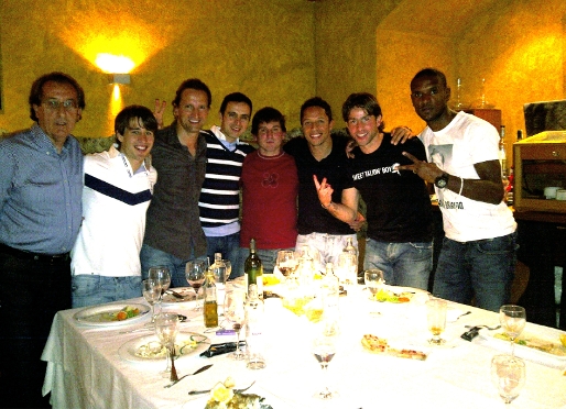 Los cuatro jugadores, conjuntamente con miembros del staff tcnico, despus de la cena. Foto: FCB.