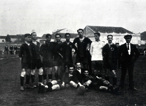 Una instantanea del equipo del Barça de la temporada 1915/16. Fotos: archivo FCB.