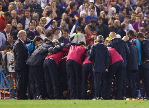 Jugadores y cuerpo tcnico, unidos antes de la prrroga en Mestalla. Fotos: Germn Parga/Miguel Ruiz-FCB