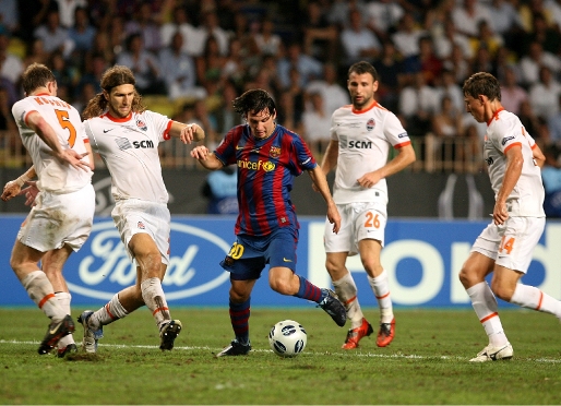 Messi rodeado de contrarios en la final de Mnaco