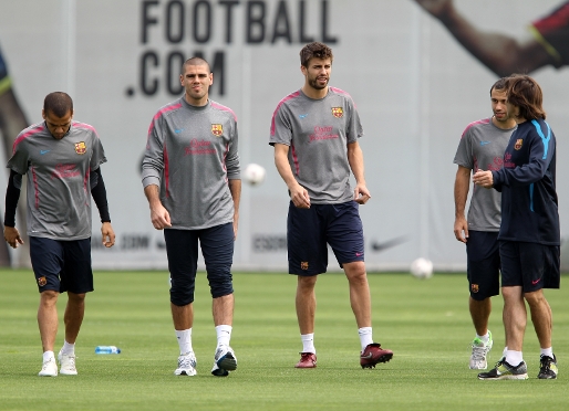 Alves, Valdés, Piqué i Mascherano, durant l'entrenament d'aquest dijous. Foto: Miguel Ruiz-FCB