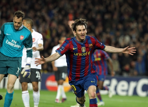 Messi celebrando una de sus cuatro goles la pasada temporada ante el Arsenal en el Camp Nou. Fotos: Miguel Ruiz