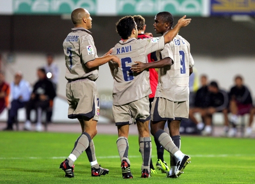 Larsson, Xavi y Eto'o, celebrando uno de los goles del cameruns en Son Moix (temporada 2004/05). Foto: Miguel Ruiz (FCB).