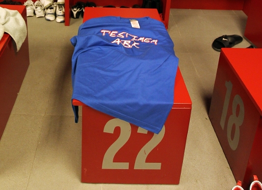 La samarreta que van lluir els jugadors per donar nims a Abidal, a la seva taquilla del vestidor del Camp Nou. Foto: Miguel Ruiz (FCB)
