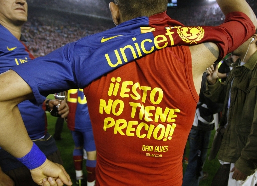 Samarreta que llua Alves desprs de guanyar la final de Copa el 2009. Fotos: Arxiu FCB