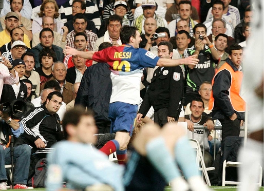 Messi, va fer un doblet al Bernabéu, la temporada 2008/09. Arxiu (FCB)