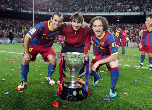 Milito, amb Mascherano i Messi, el dia de la celebraci del ttol de LLiga 2010/11. Foto: arxiu FCB.