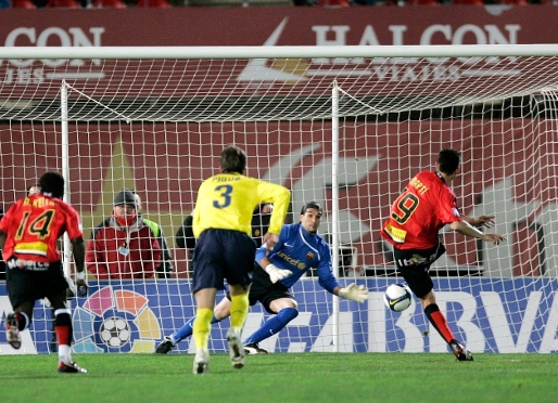 Pinto, en la accin del penalti parado a Mart (Mallorca) en la vuelta de las semifinales de la Copa del Rey la temporada 2008/09. Fotos: archivo FCB.