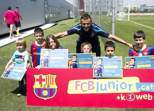 Luis Enrique, amb els nens guanyadors d'un sorteig del web junior. Fotos: Àlex Caparrós-FCB