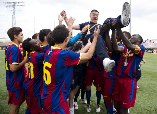 Los chicos del Cadete A hacen 'volar' a su entrenador García Pimienta en la celebración de la Copa Catalunya. Fotos: Alex Caparrós / FCB