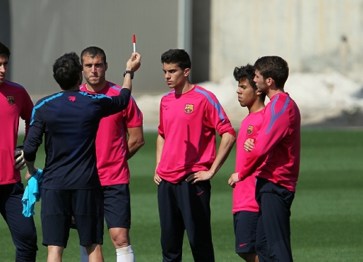 Luis Enrique dóna, aquest divendres,  indicacions a un grup de jugadors entre els que es troba el juvenil Gustavo. Fotos: Miguel Ruiz/FCB