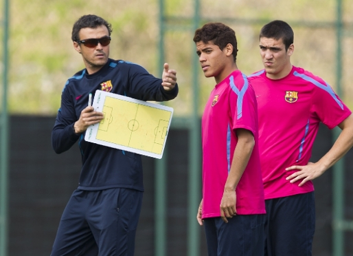 Luis Enrique parla amb Oriol Romeu i Dos Santos en l'entrenament d'aquest dijous: Fotos: Àlex Caparrós/FCB