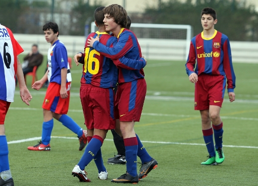 Sergi Cans celebra uno de los tres goles que marc con el Infantil A. Fotos: Miguel Ruiz (FCB) / Severino Fernndez Sainz / archivo FCB.
