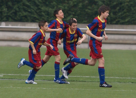 Els jugadors de l'Infantil B celebren un gol en l'últim partit davant el Bellvitge. Fotos: Severino Fernández