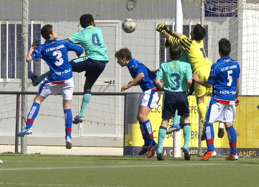 El Infantil B gan el campo del Sant Gabriel en un partido muy intenso. Fotos: Severino Fernndez / Arxiu FCB