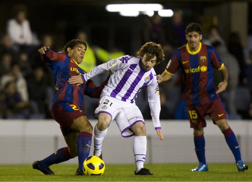 Dos Santos, lluitant una pilota durant el partit de la primera volta. Foto: Arxiu FCB