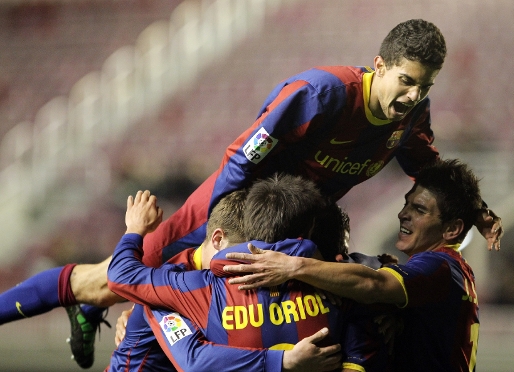 L'equip, celebrant un dels gols de l'última jornada. Foto: Miguel Ruiz (FCB).