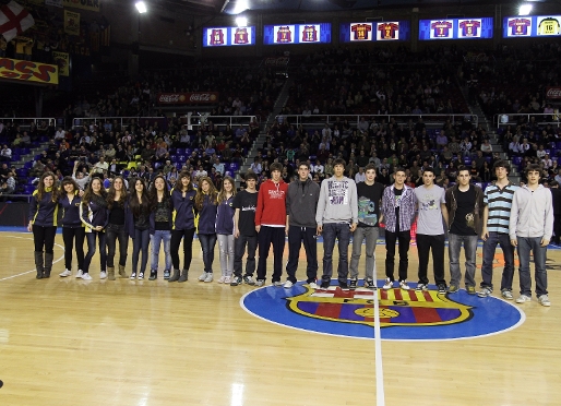 Las escuelas Sant Gervasi y Llor estuvieron presentes en el Palau Blaugrana (Foto: Miguel Ruiz - FCB)