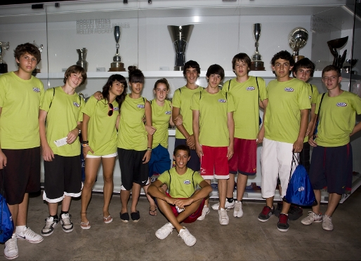 Els participants en l'últim Campus de bàsquet, de visita al Museu del FC Barcelona. (Fotos: Arxiu FCB)