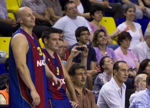 Foto: Roger Esteller, junto a Xavi Fernndez en uno de los partidos de los veteranos del Bara de basket