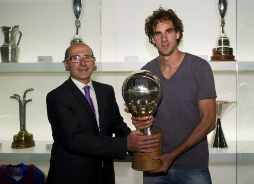 Blad i Grimau, amb el trofeu de Lliga ACB. (Fotos: lex Caparrs - FCB)