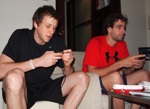 Ingles i Grimau, seguint el partit des de l'habitaci de l'hotel a Alacant. (Fotos: FCB)
