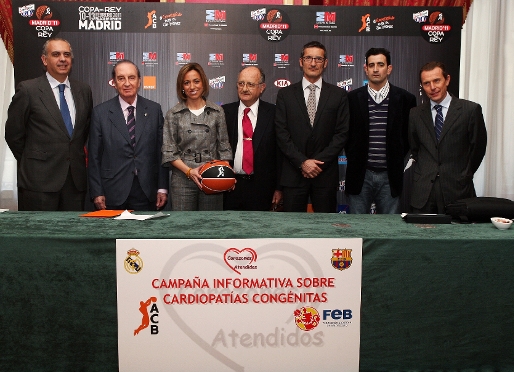 Moment en qu es va firmar l'acord entre l'ACB, la FEB i el Regal Bara i Reial Madrid del conveni per prevenir les cardiopaties congnites (Foto: ACB Photo)