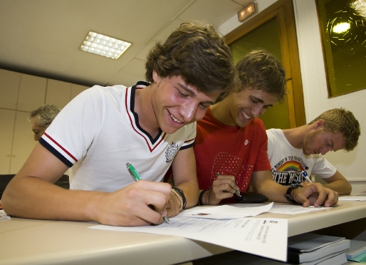 Sergi Roberto matriculndose en la universidad el pasado verano junto a Marc Muniesa y Oriol Rosell. Foto: Archivo