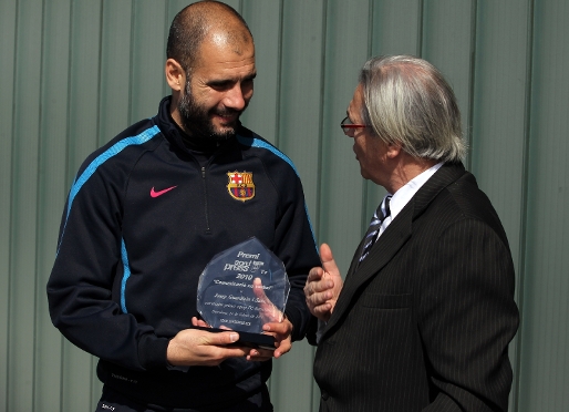 Guardiola, recibiendo el galardn a manos de Guillem Carles, director de Sordpress. Foto: Miguel Ruiz / FCB