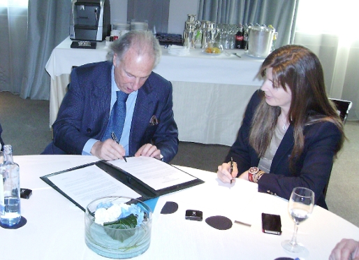La directiva Susana Monje amb Antonio Moura, de Children United, en el moment de la signatura de l'acord.