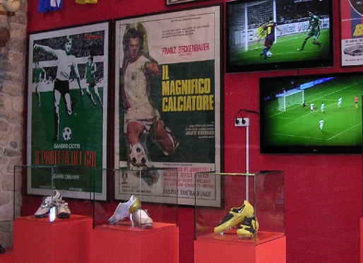 Les botes d'Iniesta, Xavi i Messi, exposades a Verdú. Foto: Museu Joguets de Verdú.