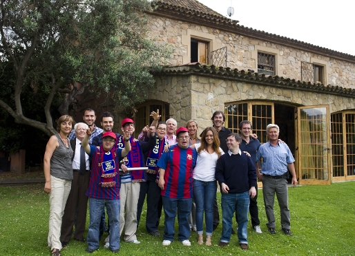 Els guanyadors de la porra, amb els exjugadors del FC Barcelona. Foto: lex Caparrs / FCB