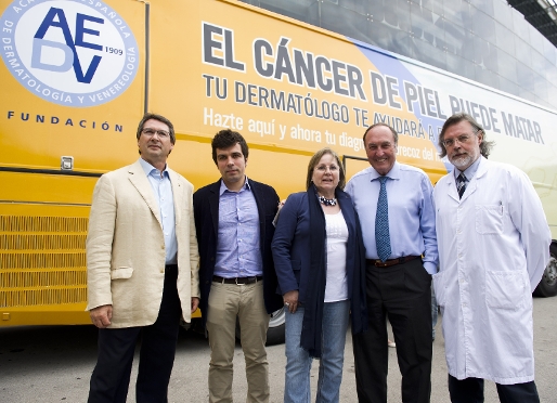 Membres de la Fundació FCB i de l'AEDV, davant de l'autobús de diagnòstic precoç. Foto: Àlex Caparrós / FCB